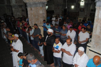  بالصور: شعائر صلاة التراويح في المسجد العمري الكبير بمدينة الرملة 